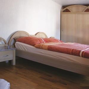 Bett und Nachttisch - Innenausbau aus Holz