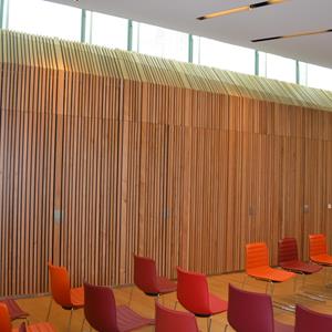 Wandverkleidungen aus Holz für einen Konferenzraum