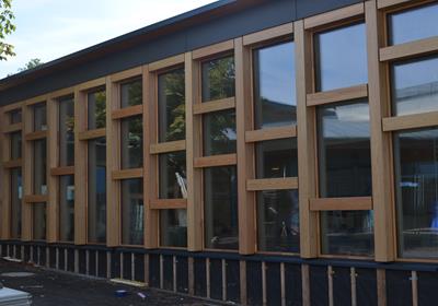 Ecole, L-Consdorf - Produits: châssis et portes en bois-alu, mur rideau en bois.