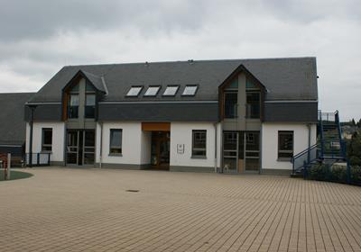 Schule, L-Harlange - Produkte: Holz- und Holz-Alu-Fenster + Türen.