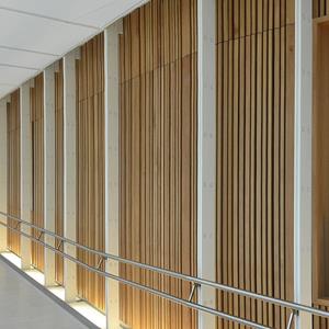 Wanddekoration aus Holz in der Eingangshalle eines Unternehmens