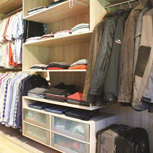 Penderie dans un walk-in dressing