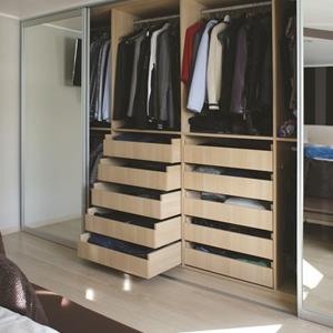 Kleiderschrank mit Garderobe und Schubladen