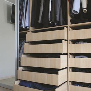 Garde-robe avec tiroirs - Aménagements intérieurs en bois
