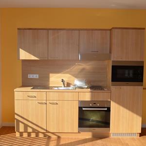 Gestaltung einer kleinen Küche aus Holz