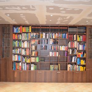 Bücherregal aus Holz in einem dunklen Farbton
