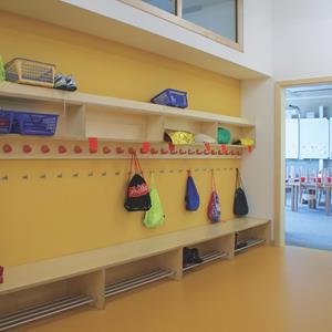 Porte-manteaux pour école - Aménagements intérieurs en bois