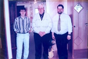 Gründer Hubert Hoffmann mit Josef und Heino bei der Eröffnung der Ausstellung in Marnach (1997)